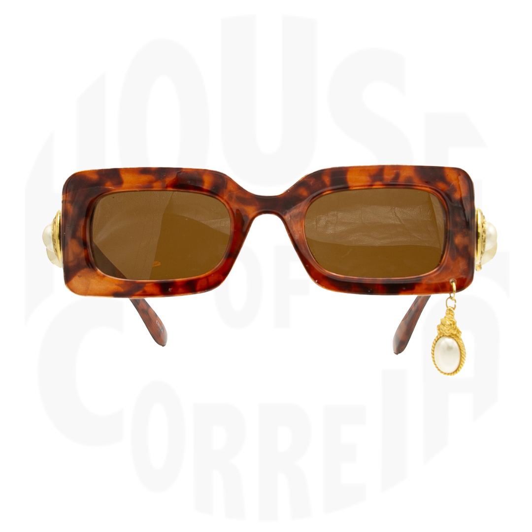 Girl with A Pearl Dangle Sunglasses